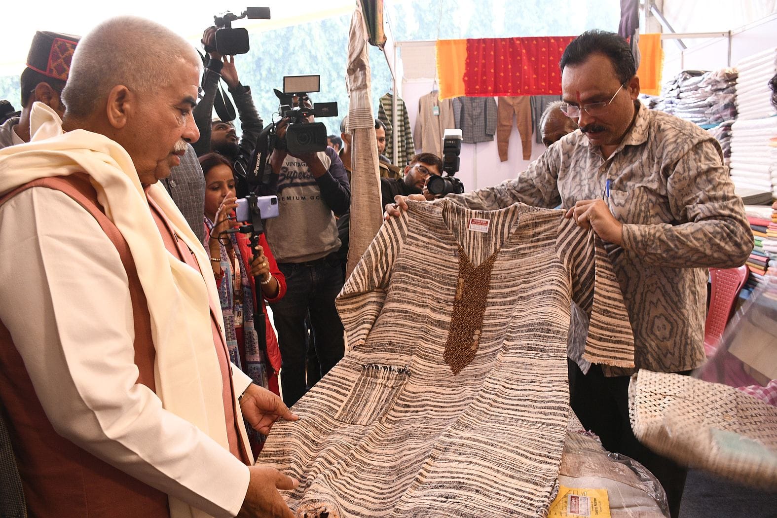 गोमतीनगर स्थित केंद्रीय संस्कृत विश्वविद्यालय परिसर में शुक्रवार से शुरू हुआ 10 दिवसीय खादी महो