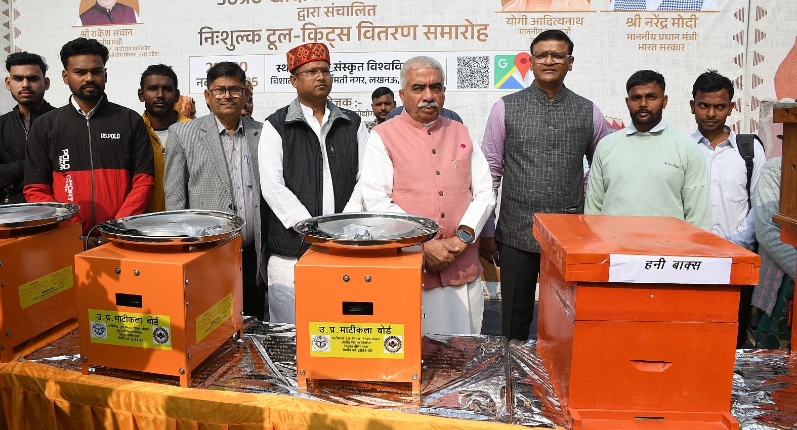 गोमतीनगर स्थित केंद्रीय संस्कृत विश्वविद्यालय परिसर में शुक्रवार से शुरू हुआ 10 दिवसीय खादी महो