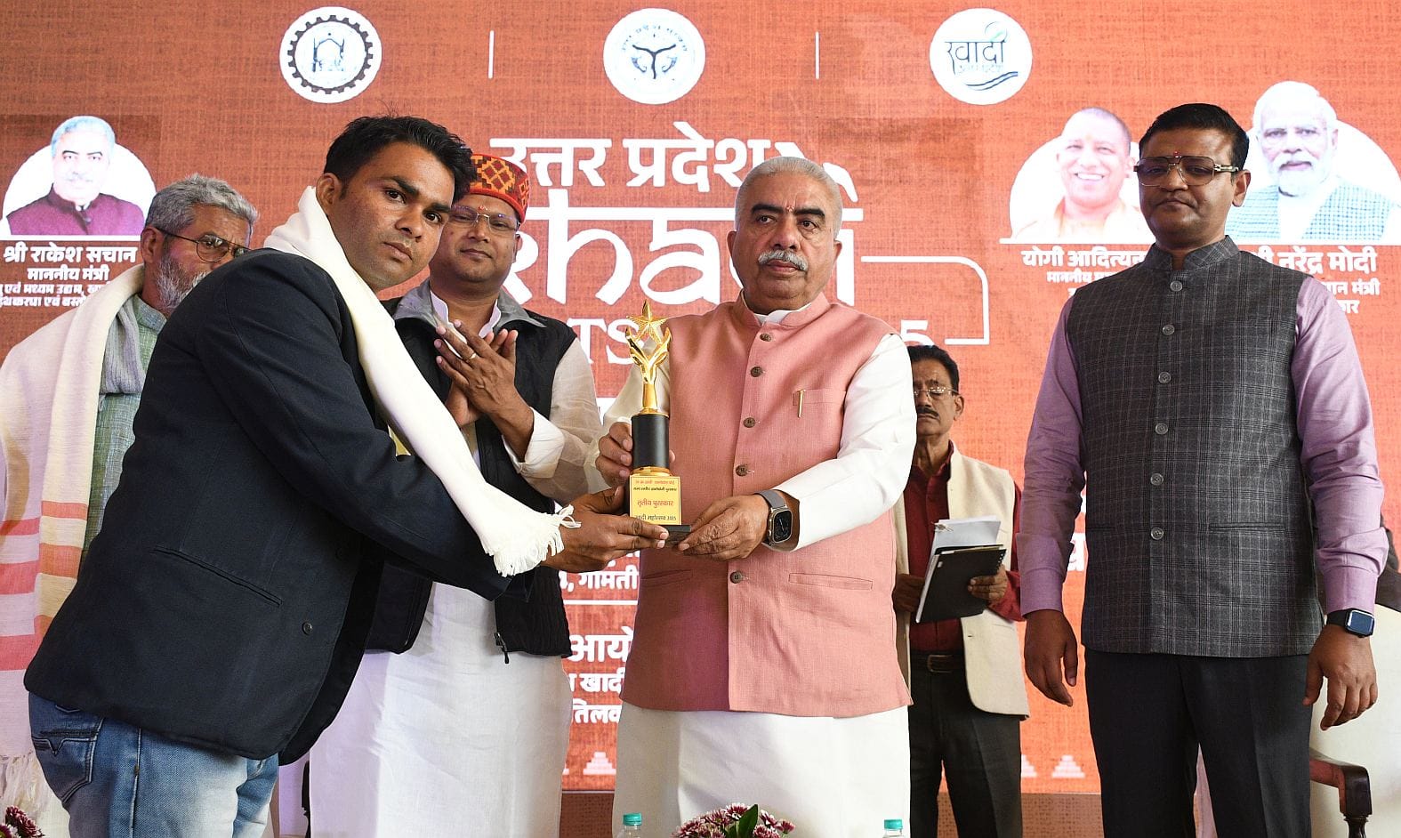 गोमतीनगर स्थित केंद्रीय संस्कृत विश्वविद्यालय परिसर में शुक्रवार से शुरू हुआ 10 दिवसीय खादी महो