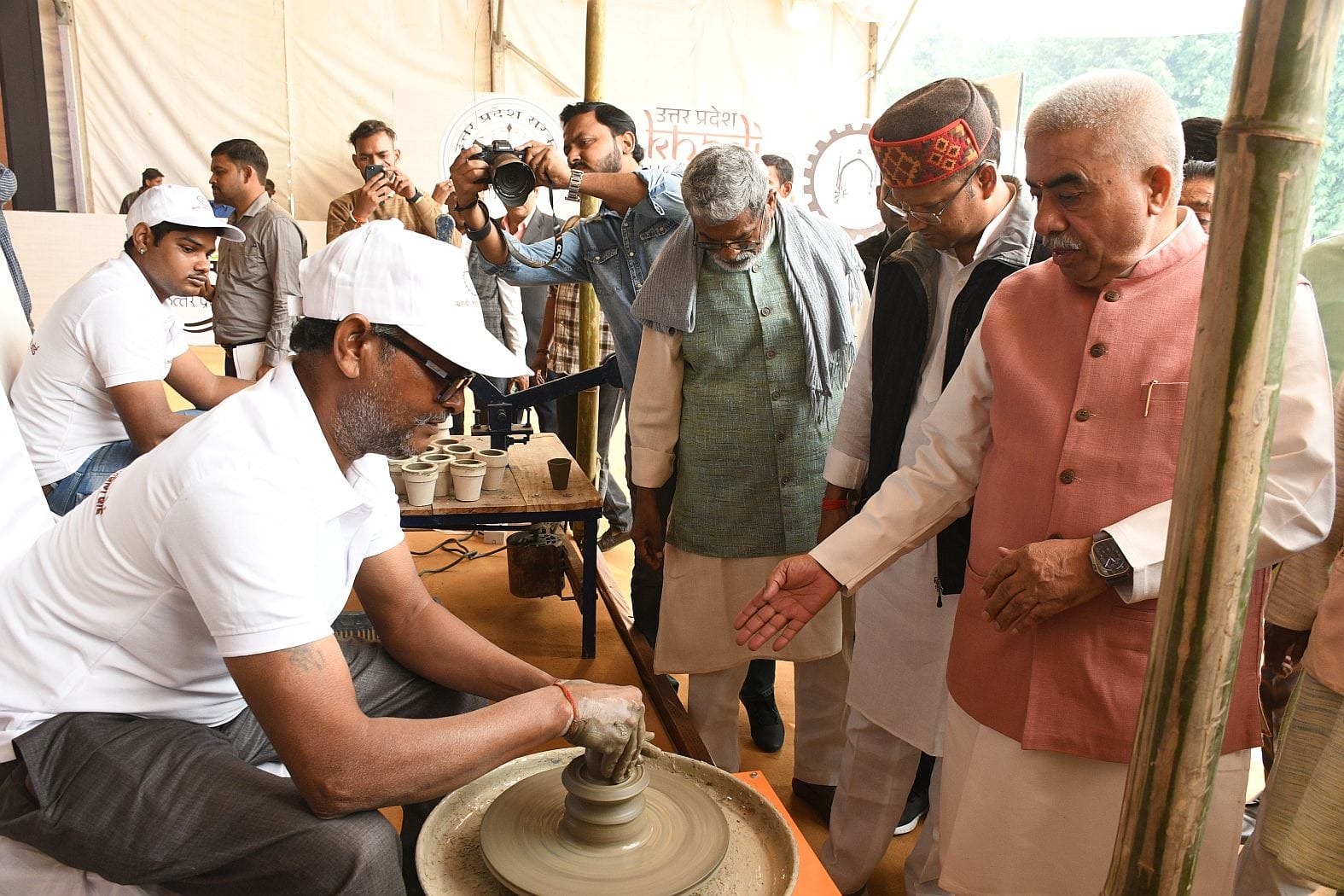 गोमतीनगर स्थित केंद्रीय संस्कृत विश्वविद्यालय परिसर में शुक्रवार से शुरू हुआ 10 दिवसीय खादी महो