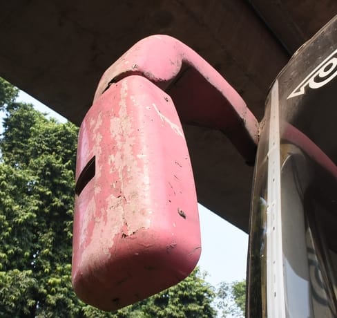 हादसे का शिकार पिंक बस की खस्ताहालत और जाम छुड़ाता पुलिसकर्मी। हादसे का शिकार पिंक बस की खस्ताहालत और जाम छुड़ाता पुलिसकर्मी।