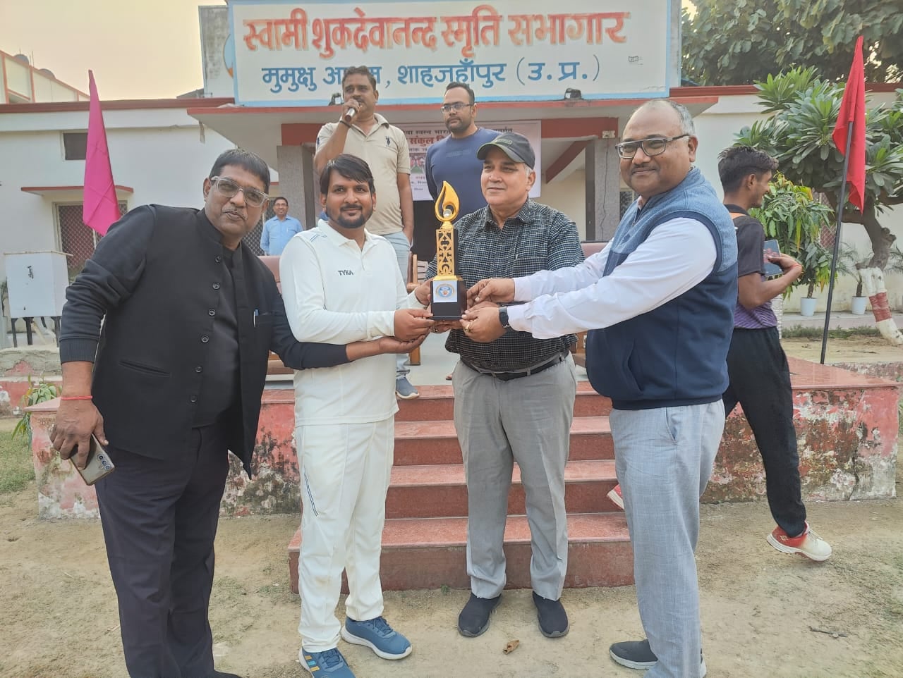 जलालाबाद के काकोरी शहीद इंटर कॉलेज मैदान पर आयोजित टूर्नामेंट में खिलाड़ी को पुरस्कृत करते अत जलालाबाद के काकोरी शहीद इंटर कॉलेज मैदान पर आयोजित टूर्नामेंट में खिलाड़ी को पुरस्कृत करते अत