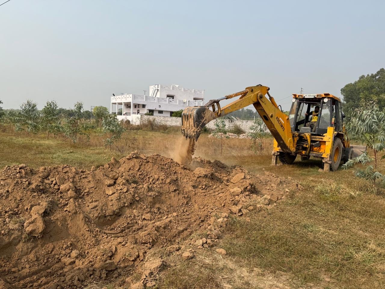 कलरहेड़ी में अवैध कॉलोनी में की गई तोड़फोड़। विभाग