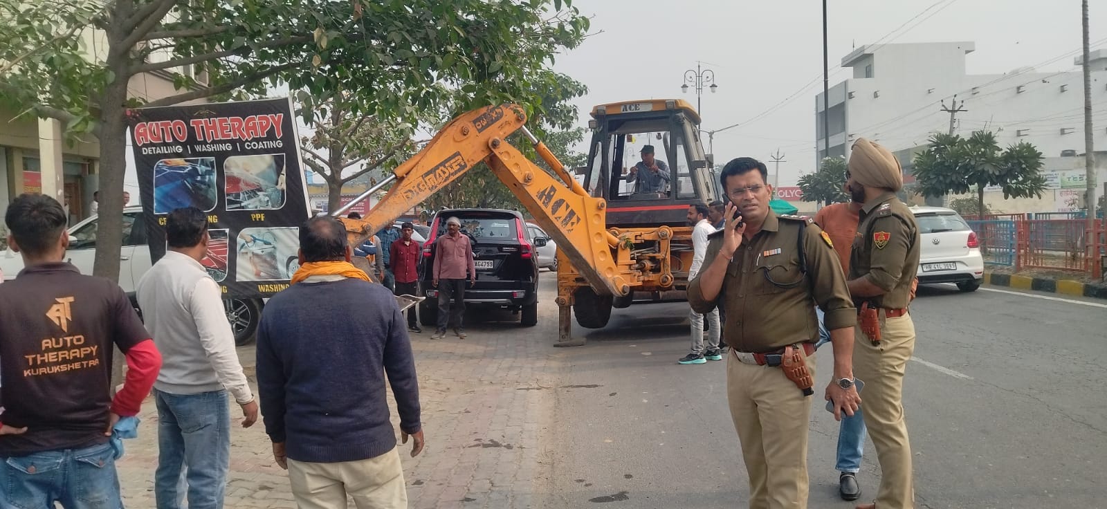 कुरुक्षेत्र। वीआईपी रोड पर अतिक्रमण हटाते हुए नगर प्रशासन की टीम व पुलिस बल के साथ मौजूद एसएचओ कुरुक्षेत्र। वीआईपी रोड पर अतिक्रमण हटाते हुए नगर प्रशासन की टीम व पुलिस बल के साथ मौजूद एसएचओ