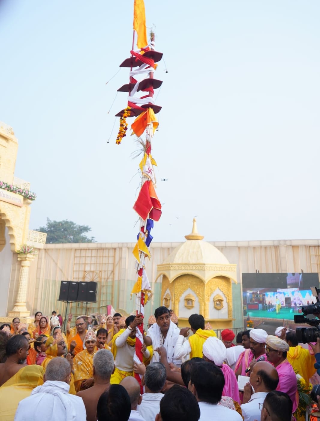 कोसमा में धार्मिक कार्यक्रमों के दौरान मौजूद लोग। संवाद कोसमा में धार्मिक कार्यक्रमों के दौरान मौजूद लोग। संवाद