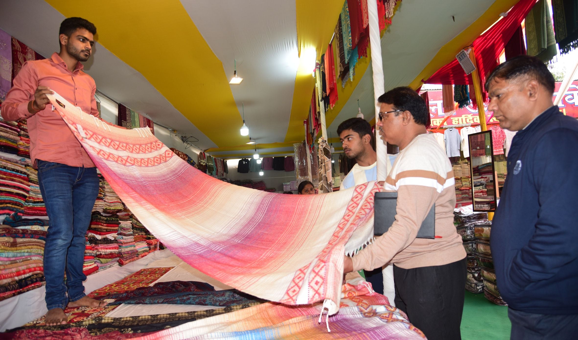 लखनऊ में सजा शिमला और कश्मीरी बाजार।