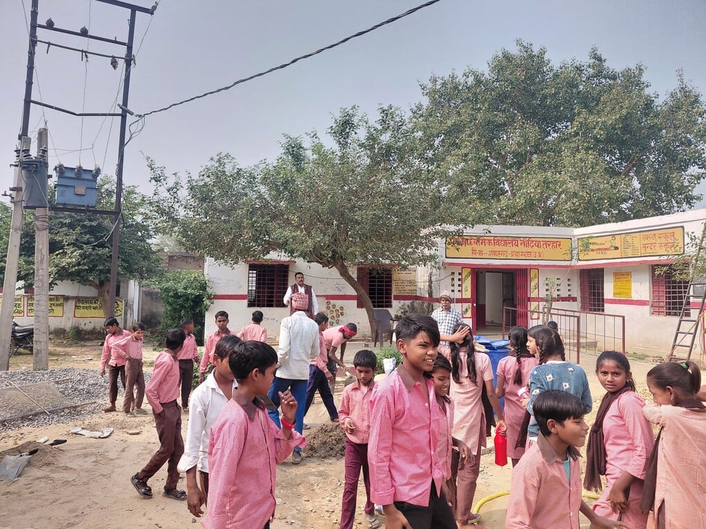 लालापुर। नौडिया तरहार गांव के पूर्व माध्यमिक विद्यालय परिसर में लगे खंभे में रखा गया ट्रांसफार् लालापुर। नौडिया तरहार गांव के पूर्व माध्यमिक विद्यालय परिसर में लगे खंभे में रखा गया ट्रांसफार्