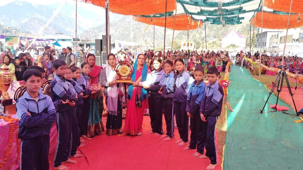 मद्महेश्वर मेले के आखिरी दिन पुरुस्कार देते मेला समिति के लोग - संवाद