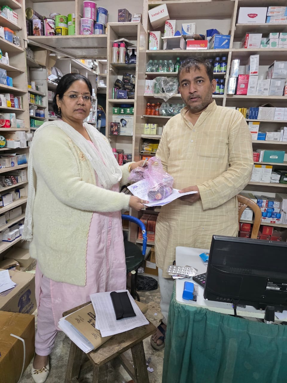प्रतिबंधित कफ सीरप की जांच करती डीआई-स्रोत खाद्य विभाग प्रतिबंधित कफ सीरप की जांच करती डीआई-स्रोत खाद्य विभाग