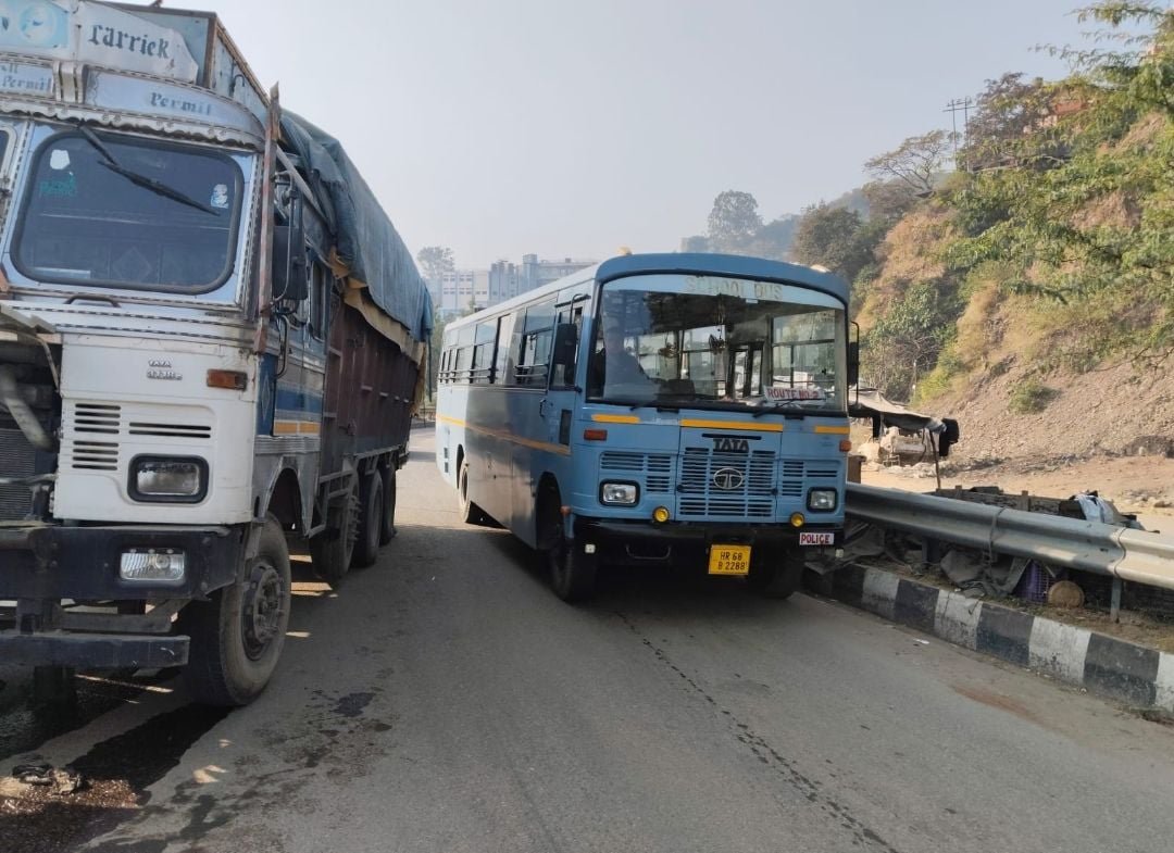 परवाणू बाईपास में ट्रक खराब होने लगी लंबी कतारें। संवाद