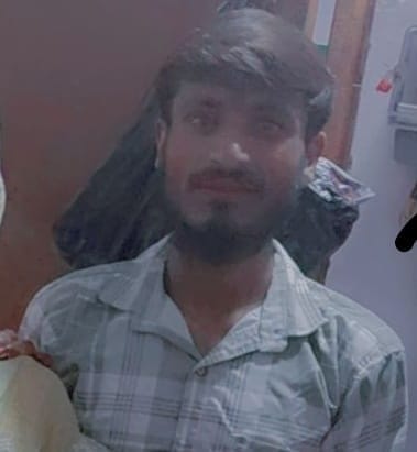 पोस्टमार्टम हाउस के बाहर खड़े मृतक गोल्डन के परिजन। संवाद पोस्टमार्टम हाउस के बाहर खड़े मृतक गोल्डन के परिजन। संवाद