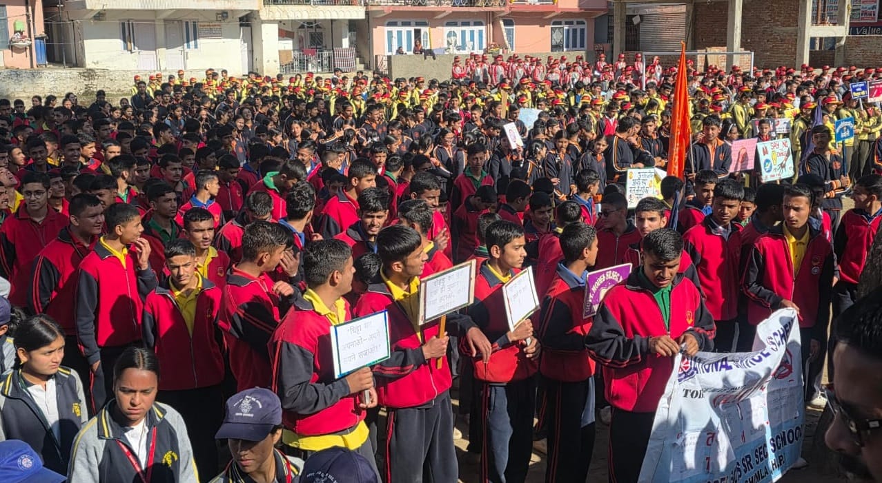 रोहडू के इंदिरा गांधी स्टेडियम में चिट्टे के विरोध में वाकथान के दौरान स्कूल के छात्र छात्रांए रोहडू के इंदिरा गांधी स्टेडियम में चिट्टे के विरोध में वाकथान के दौरान स्कूल के छात्र छात्रांए