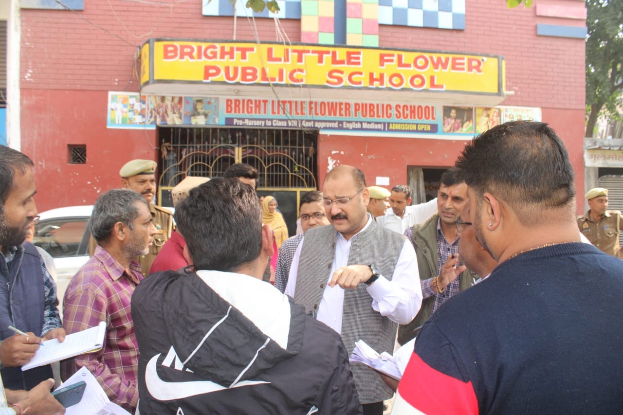 रजपुरा में विशेष गहन पुनरीक्षण अभियान में गणना प्रपत्र के बारे में मतदाताओं से जानकारी लेते डीए रजपुरा में विशेष गहन पुनरीक्षण अभियान में गणना प्रपत्र के बारे में मतदाताओं से जानकारी लेते डीए