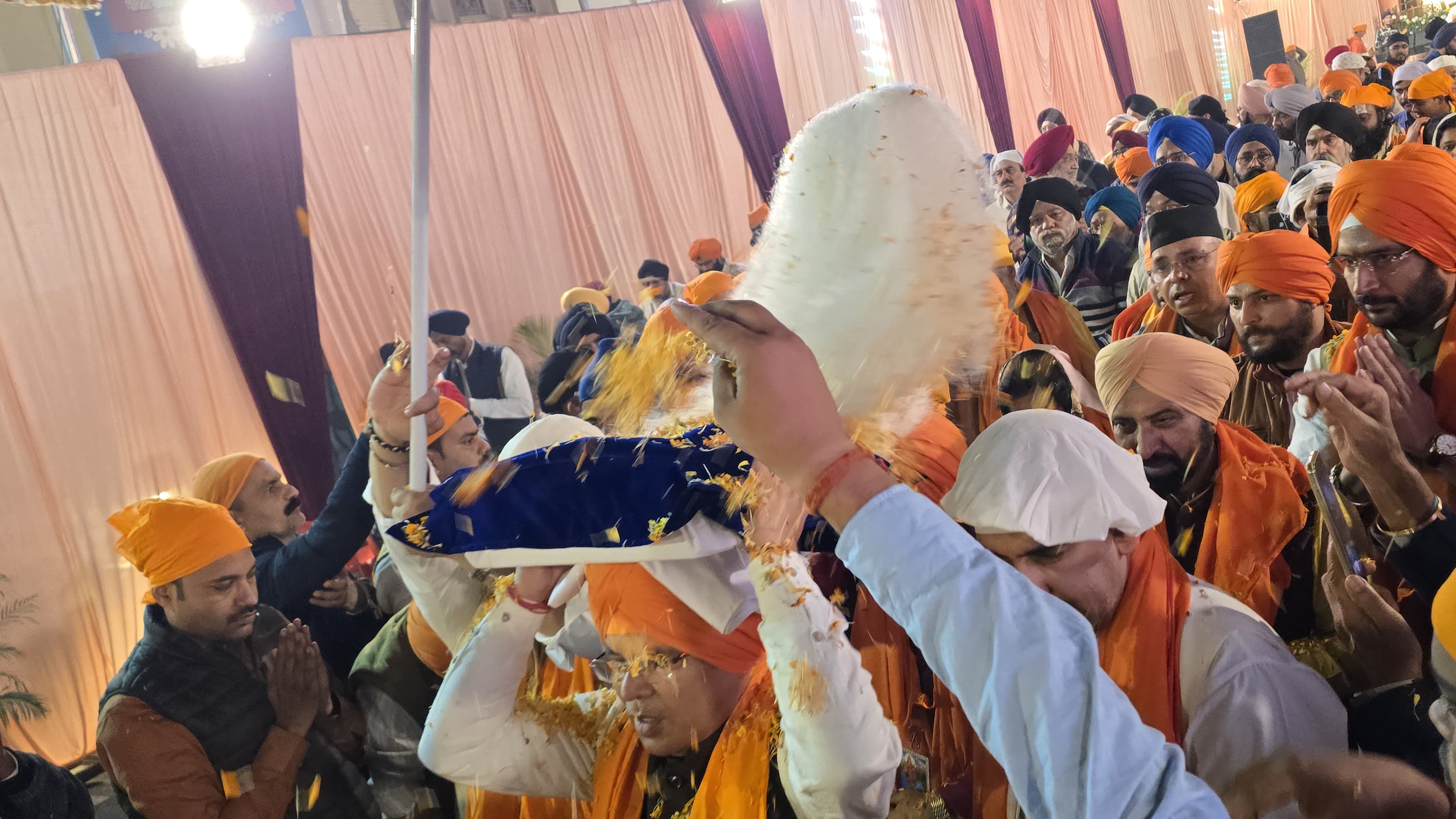 सिखों के नौवें गुरु तेगबहादुर साहिब के 350वें शहीदी पर्व के उपलक्ष्य में शुक्रवार को राजेंद्रन सिखों के नौवें गुरु तेगबहादुर साहिब के 350वें शहीदी पर्व के उपलक्ष्य में शुक्रवार को राजेंद्रन