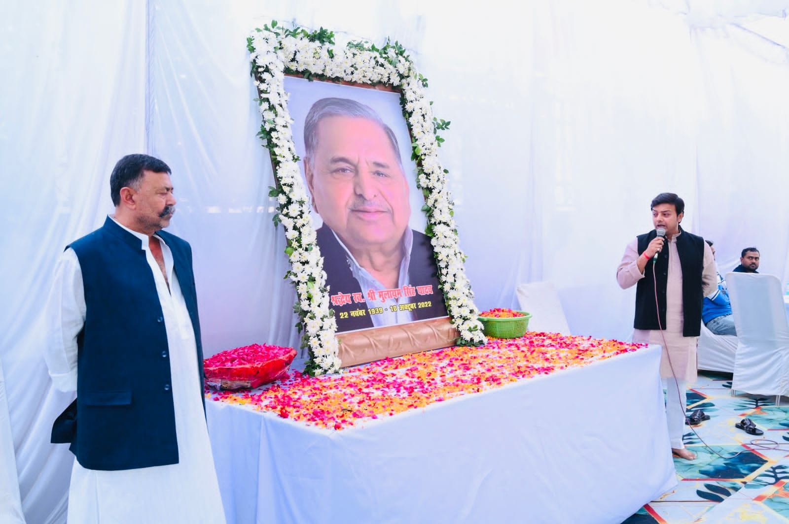 सपा के महानगर कार्यालय पर मुलायम सिंह यादव की जयंती पर भंडारे का आयोजन सपा के महानगर कार्यालय पर मुलायम सिंह यादव की जयंती पर भंडारे का आयोजन