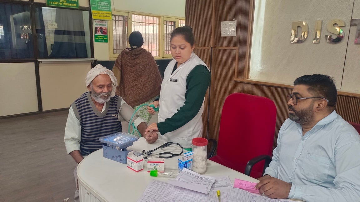 शहर में जिला नागरिक अस्पताल में दवाई लेने के लिए लगी मरीजों की लाइन। संवाद शहर में जिला नागरिक अस्पताल में दवाई लेने के लिए लगी मरीजों की लाइन। संवाद