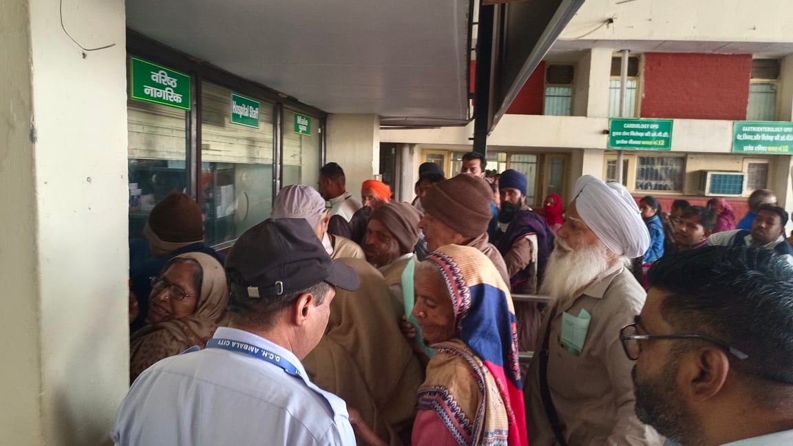 शहर में जिला नागरिक अस्पताल में दवाई लेने के लिए लगी मरीजों की लाइन। संवाद शहर में जिला नागरिक अस्पताल में दवाई लेने के लिए लगी मरीजों की लाइन। संवाद
