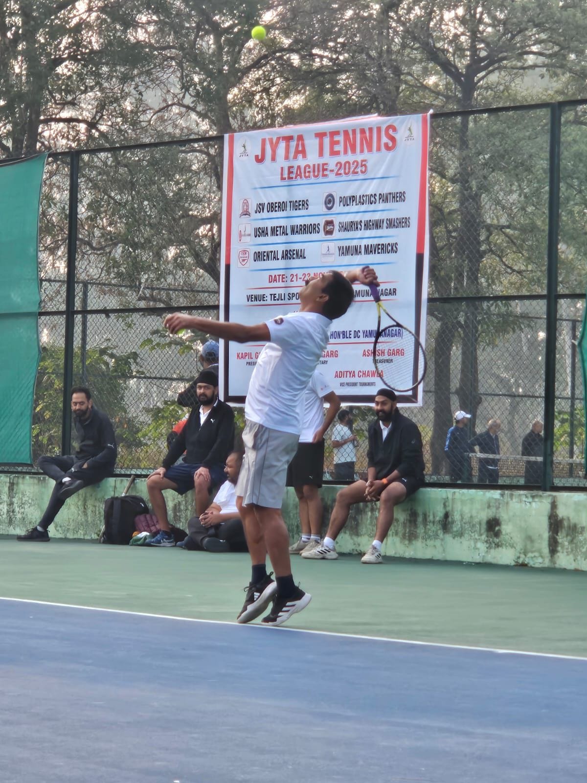 टेनिस प्रतियोगिता के दौरान कोर्ट पर मौजूद प्रतिभागी। संवाद टेनिस प्रतियोगिता के दौरान कोर्ट पर मौजूद प्रतिभागी। संवाद