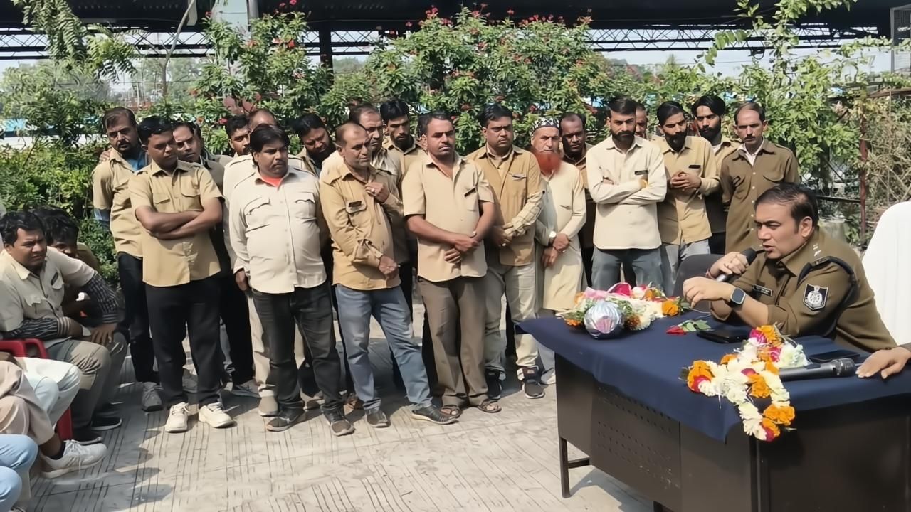 योजना के बारे में बताते पुलिस अधीक्षक इंदौर रेल पद्म विलोचन शुक्ल