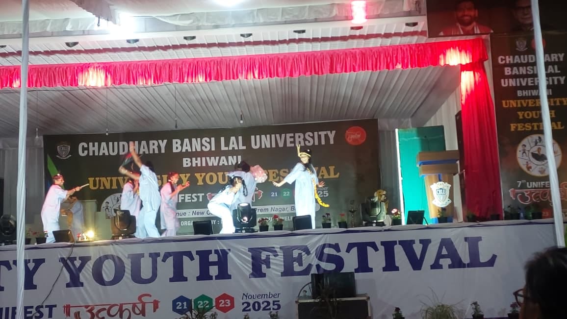 युवा महोत्सव में हरियाणवी स्किट की प्रस्तुति देते विद्यार्थी। स्त्रोत: कॉलेज युवा महोत्सव में हरियाणवी स्किट की प्रस्तुति देते विद्यार्थी। स्त्रोत: कॉलेज