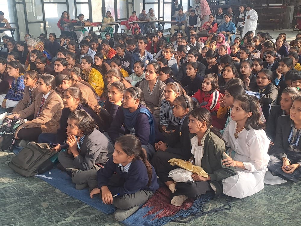 22jjrp12- जिला स्तरीय गीता जयंती महोत्सव के विजेताओं को सम्मानित करते खंड शिक्षा अधिकारी रूपेंद