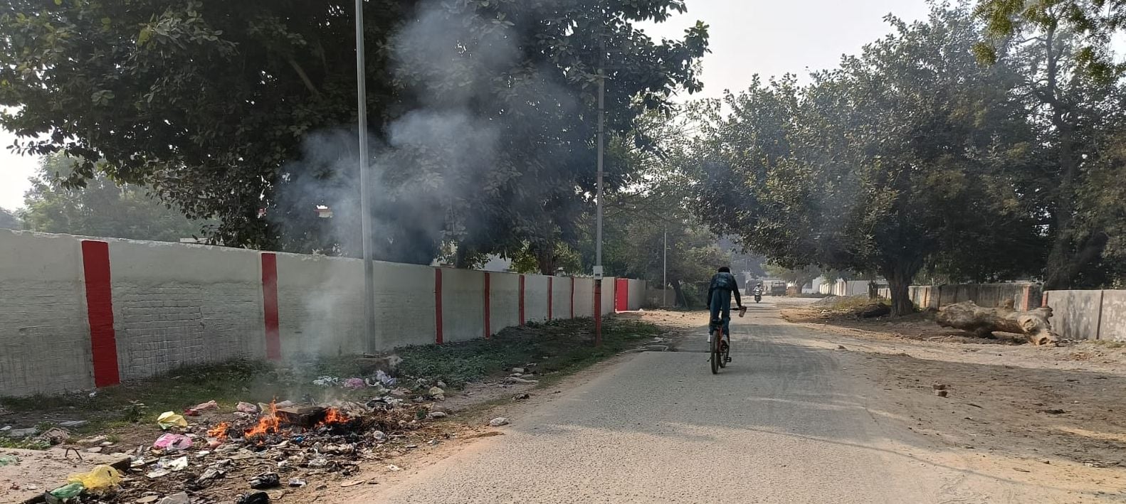23जेएनडी23: शहर में सफीदों रोड पर पेचवर्क के चलते तारकाेल गर्म करने के लिए भट्ठी जलाकर प्रदूषण 