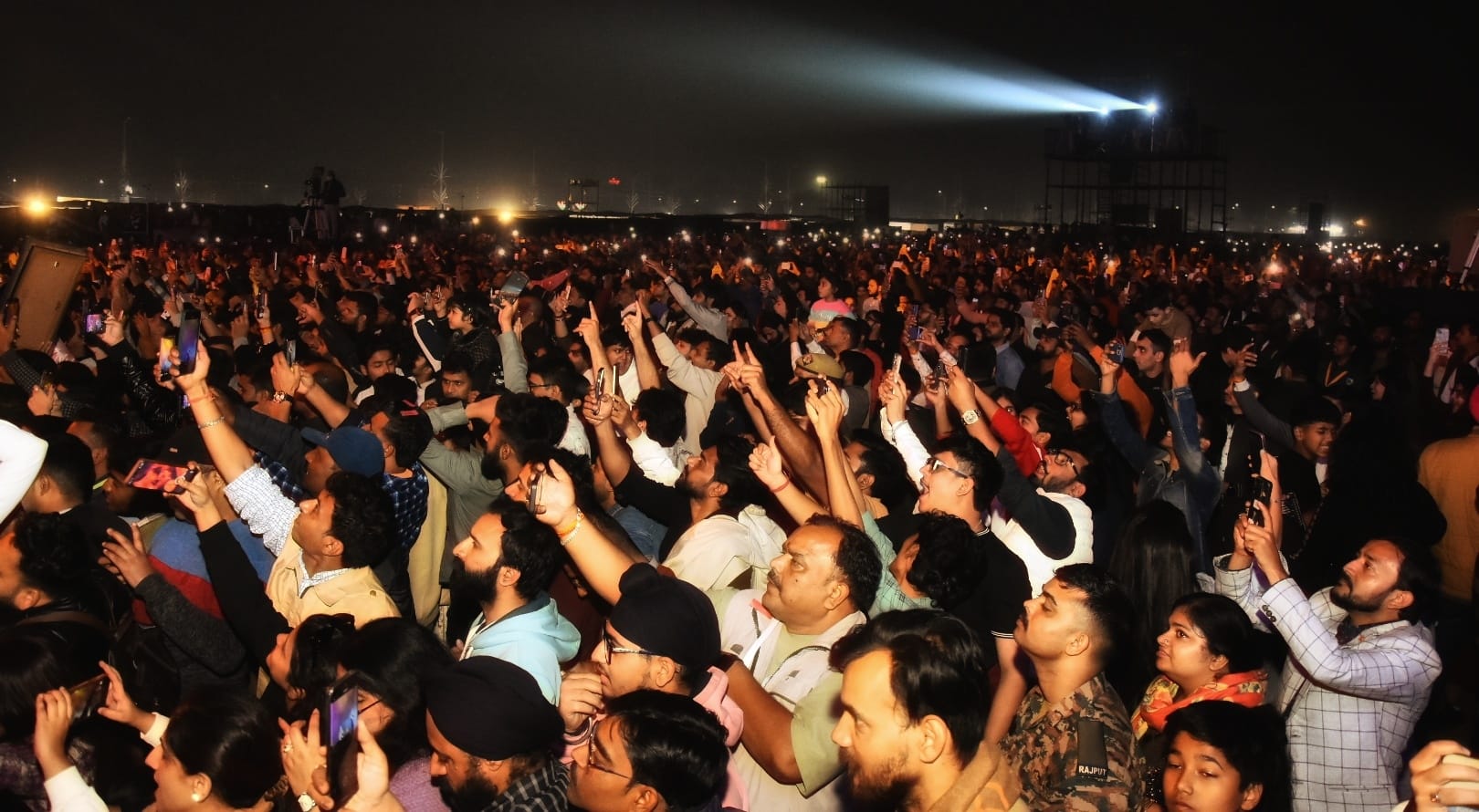 आशियाना के स्मृति उपवन में शनिवार को हुए लाइव कॉन्सर्ट में गीतों की प्रस्तुति देते रैपर किंग हन