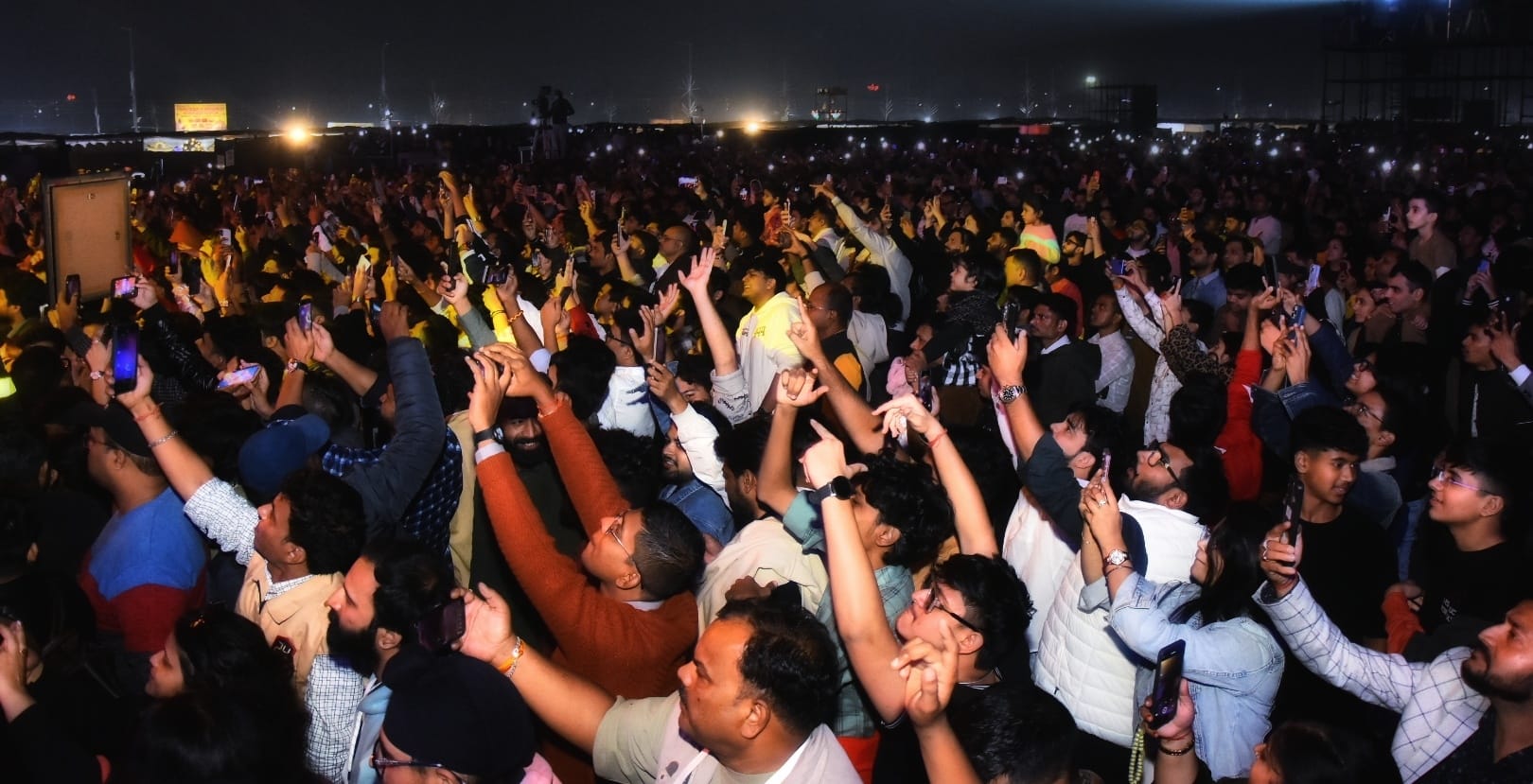 आशियाना के स्मृति उपवन में शनिवार को हुए लाइव कॉन्सर्ट में गीतों की प्रस्तुति देते रैपर किंग हन