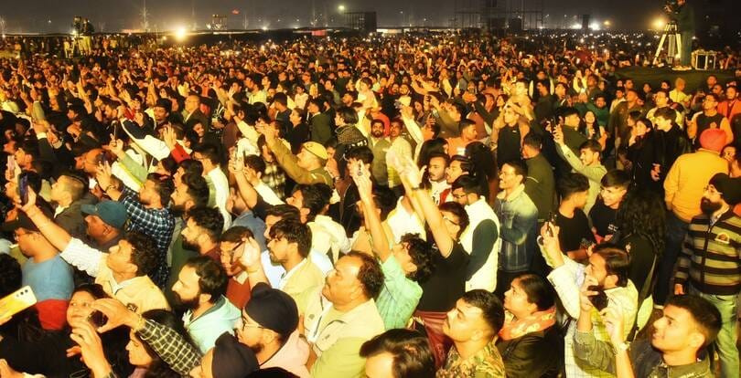 आशियाना के स्मृति उपवन में शनिवार को हुए लाइव कॉन्सर्ट में गीतों की प्रस्तुति देते रैपर किंग हन
