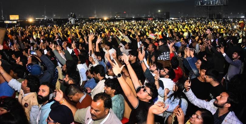 आशियाना के स्मृति उपवन में शनिवार को हुए लाइव कॉन्सर्ट में गीतों की प्रस्तुति देते रैपर किंग हन