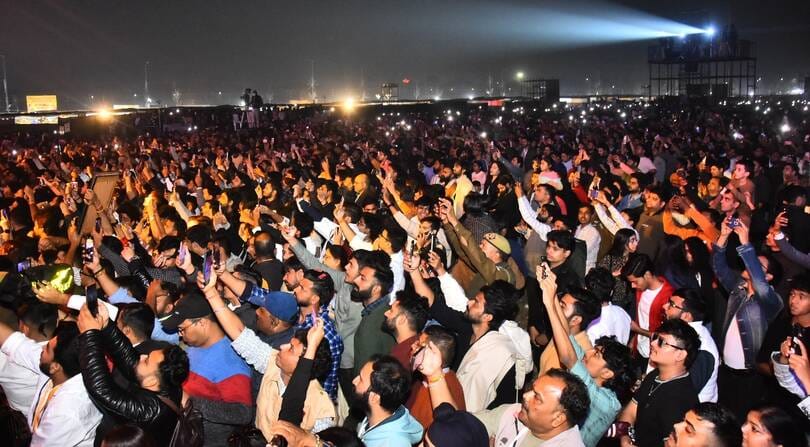 आशियाना के स्मृति उपवन में शनिवार को हुए लाइव कॉन्सर्ट में गीतों की प्रस्तुति देते रैपर किंग हन