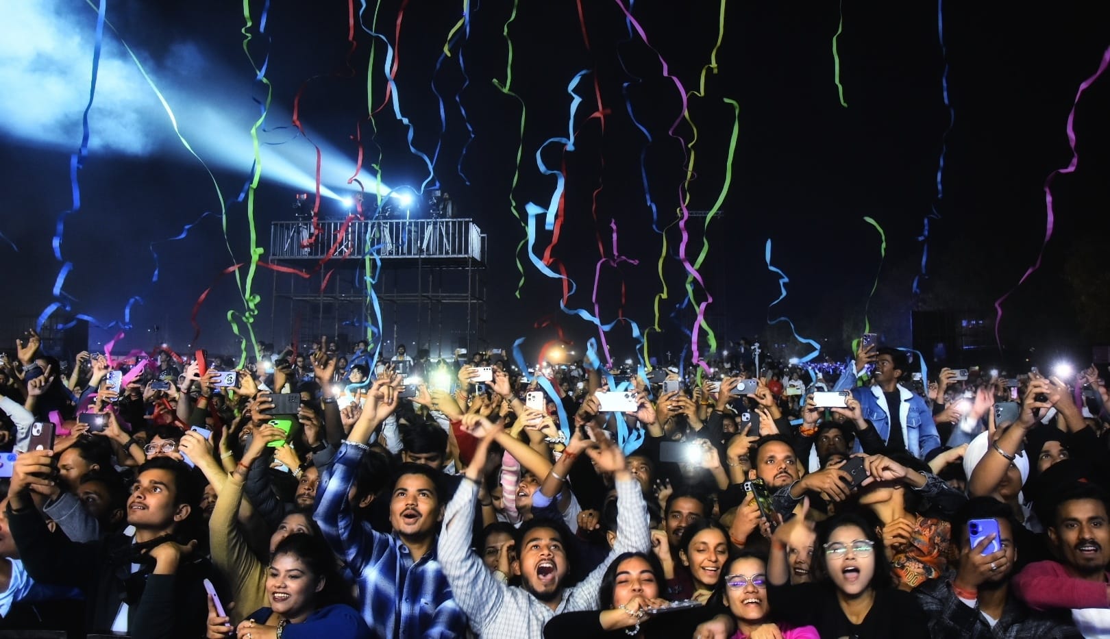 आशियाना के स्मृति उपवन में शनिवार को हुए लाइव कॉन्सर्ट में गीतों की प्रस्तुति देते रैपर किंग हन