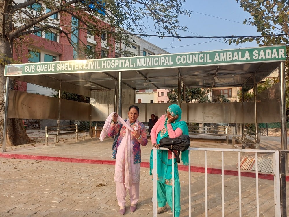 अंबाला छावनी नागरिक अस्पताल के बाहर बसों को रोककर सवारी बैठाता चालक। संवाद अंबाला छावनी नागरिक अस्पताल के बाहर बसों को रोककर सवारी बैठाता चालक। संवाद