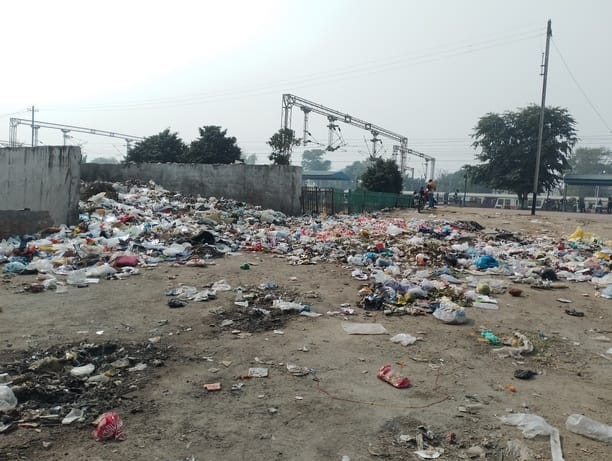 बबैल रोड पर सड़क किनारे कुड़े में लगी आग। संवाद