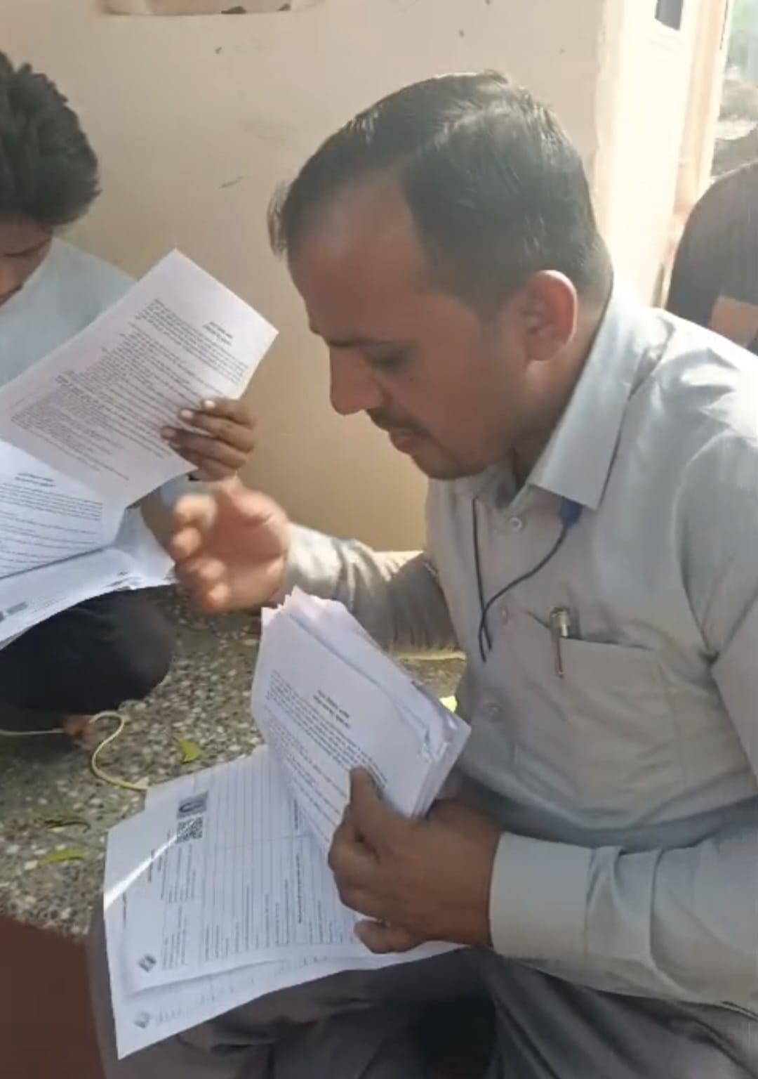बीएलओ के न रहने से मेंहदावल के केवटलिया अव्वल में खुद फार्म खोजते नजर आए लोग । स्रोत - ग्रामीण