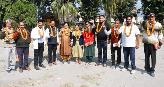 ब्लॉक में वार्ड सदस्याें के मतों की गणना करते मतदान कर्मी।     संवाद