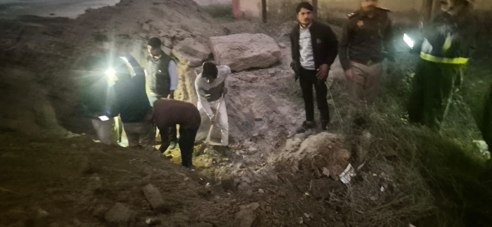 बिलारी के सहसपुर गांव में गैस की भूमिगत पाइप लाइन कटने के बाद निकट में खड़ी फायर बिग्रेड-संवाद