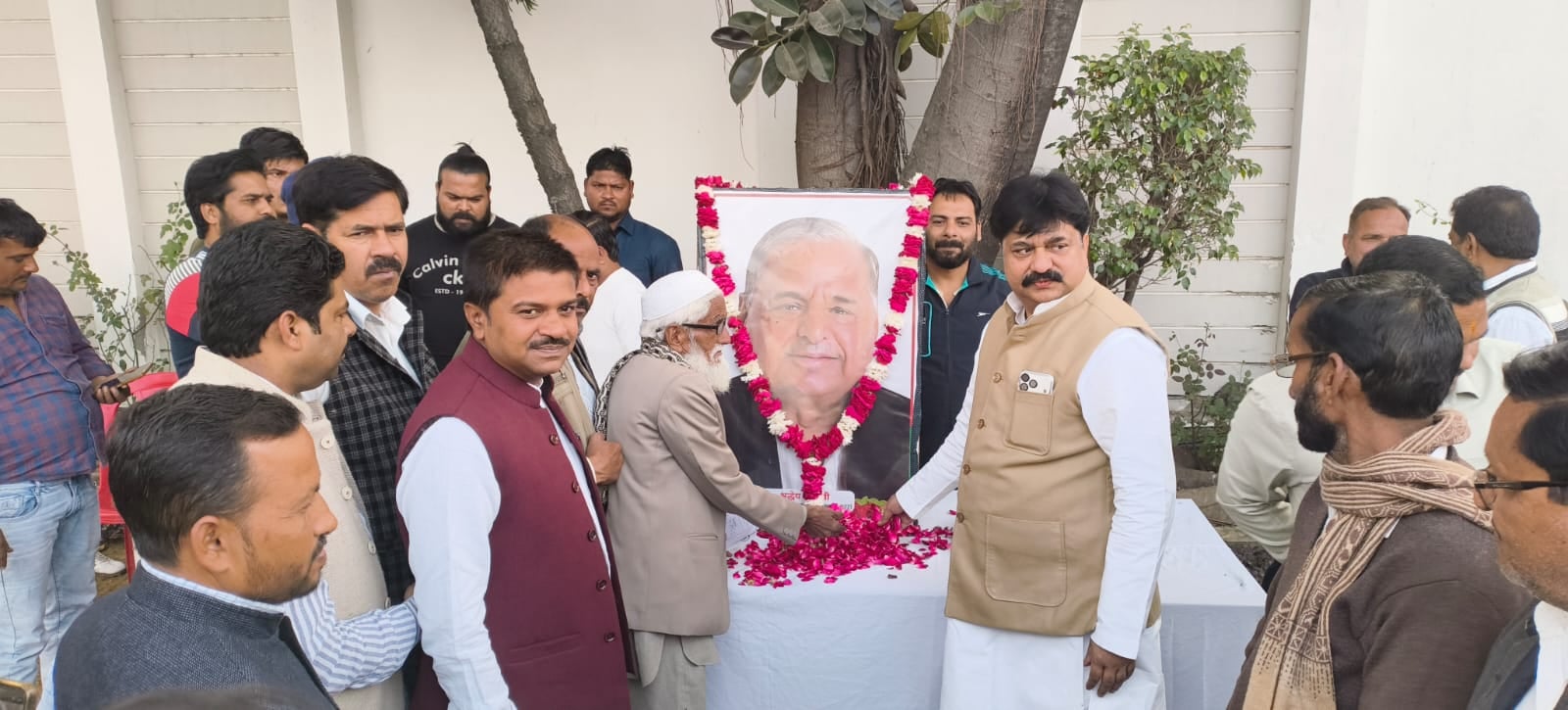 बिल्सी में मुलायम सिंह यादव की जंयती मनाते सपा कार्यकर्ता। संवाद बिल्सी में मुलायम सिंह यादव की जंयती मनाते सपा कार्यकर्ता। संवाद