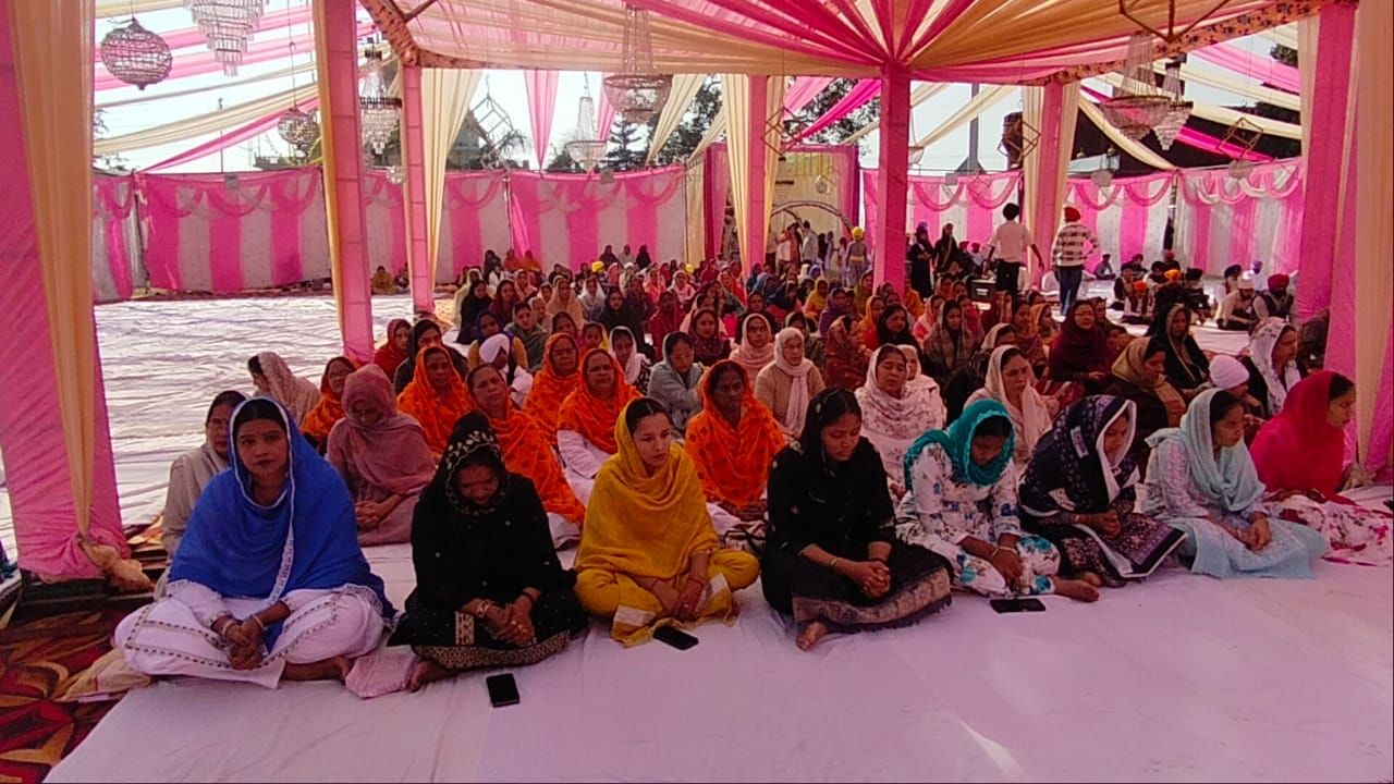 चौगान मैदान में संगत को निहाल करते रागी जत्थे के सदस्य। संवाद