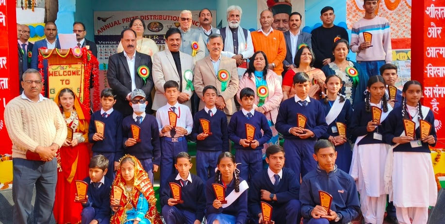 डंगार स्कूल में आयोजित वार्षिक पारितोषिक वितरण समारोह मंत्री राजेश धर्माणी को सम्मानित करते स्क डंगार स्कूल में आयोजित वार्षिक पारितोषिक वितरण समारोह मंत्री राजेश धर्माणी को सम्मानित करते स्क