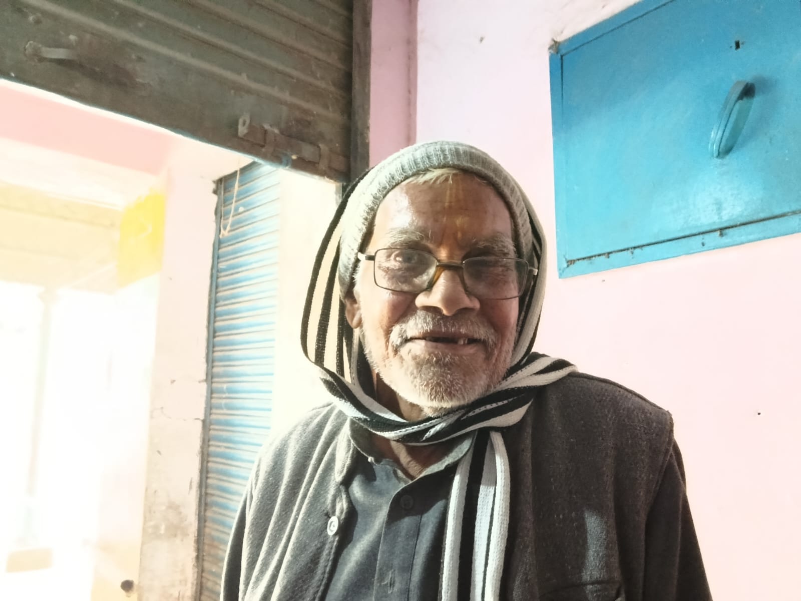 फोटो- 12 मंडी समिति स्थित खाद बिक्री केंद्र पर चस्पा नोटिस व जानकारी लेते किसान। संवाद