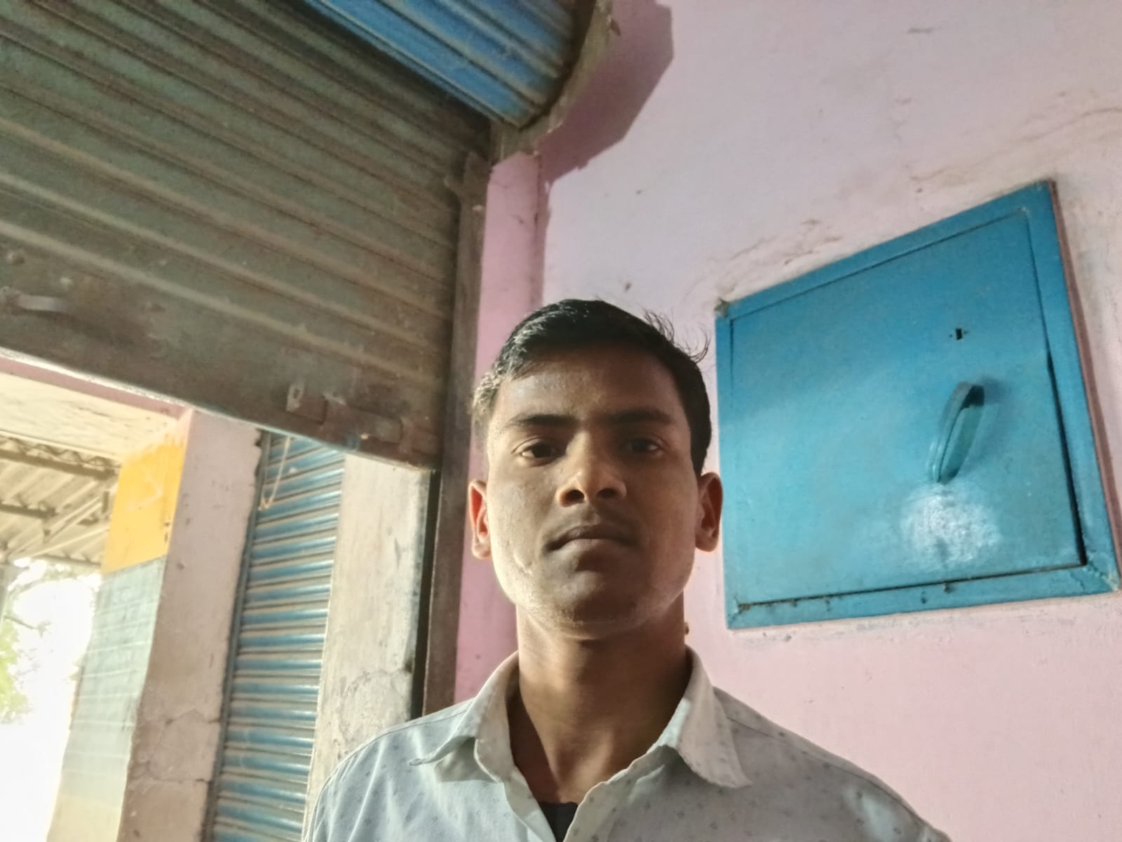 फोटो- 12 मंडी समिति स्थित खाद बिक्री केंद्र पर चस्पा नोटिस व जानकारी लेते किसान। संवाद