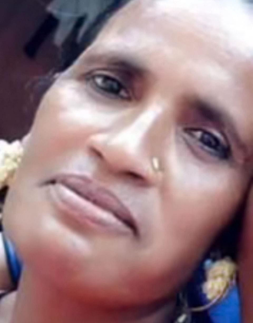 फोटो-14- जहानीखेड़ा में खड़ी दुर्घटनाग्रस्त बस। संवाद फोटो-14- जहानीखेड़ा में खड़ी दुर्घटनाग्रस्त बस। संवाद