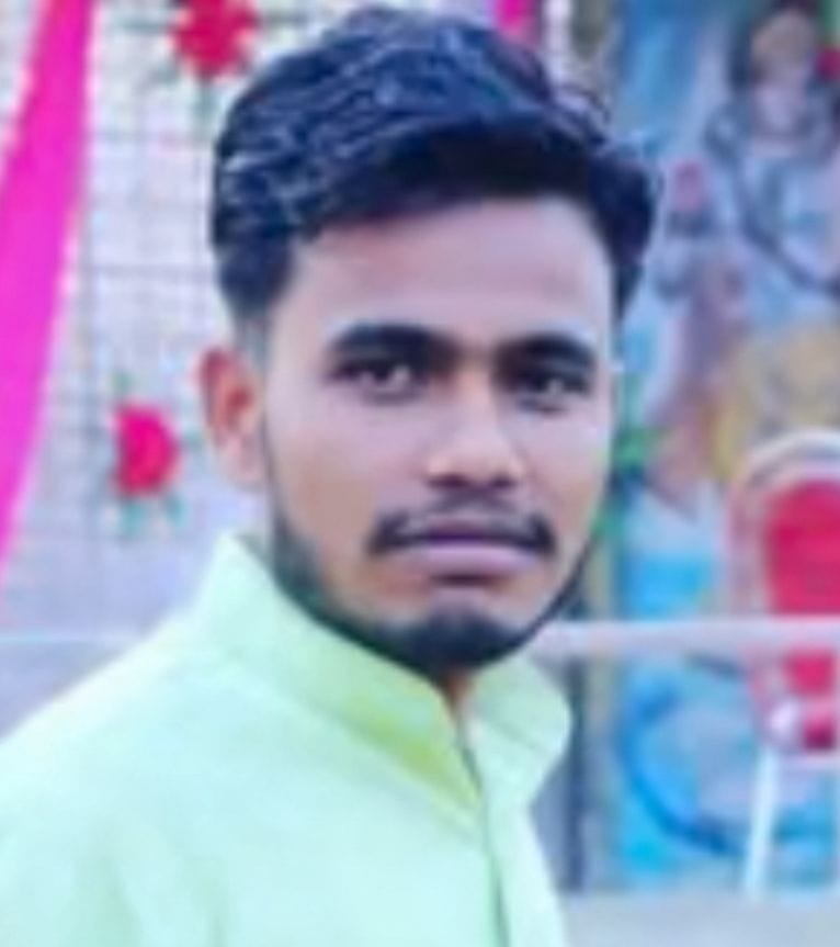 फोटो-14- जहानीखेड़ा में खड़ी दुर्घटनाग्रस्त बस। संवाद फोटो-14- जहानीखेड़ा में खड़ी दुर्घटनाग्रस्त बस। संवाद