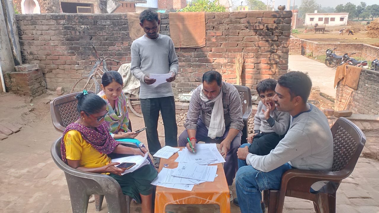 फोटो-17 सकवाई बूथ पर बीएलओ से जानकारी लेते जिलाधिकारी। स्रोत: सूचना विभाग फोटो-17 सकवाई बूथ पर बीएलओ से जानकारी लेते जिलाधिकारी। स्रोत: सूचना विभाग