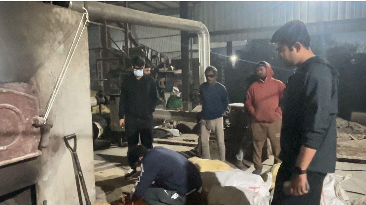 फोटो :18: सोनीपत के रोहतक रोड पर कालूपुर चुंगी के पास पानी का छिडक़ाव करती निगम की टीम। संवाद फोटो :18: सोनीपत के रोहतक रोड पर कालूपुर चुंगी के पास पानी का छिडक़ाव करती निगम की टीम। संवाद