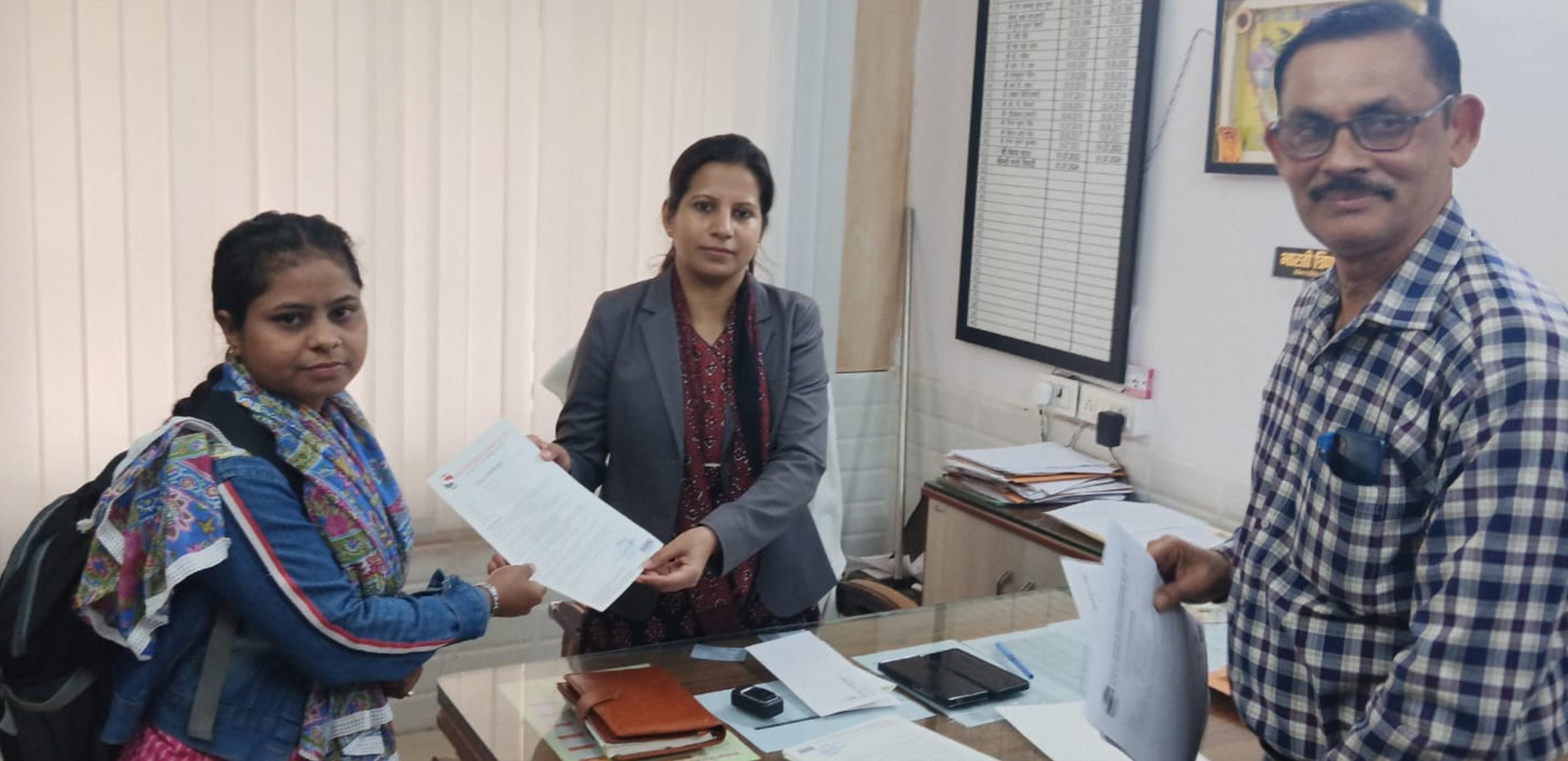 फोटो-30-नियुक्ति पत्र प्रदान करती बीएसए। स्रोत विभाग फोटो-30-नियुक्ति पत्र प्रदान करती बीएसए। स्रोत विभाग
