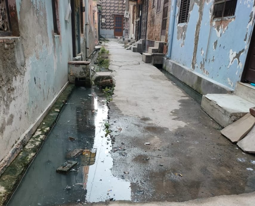 -फोटो 51 : लालचंद कॉलोनी की गली में नाली में पड़ी गंदगी। स्रोत पाठक -फोटो 51 : लालचंद कॉलोनी की गली में नाली में पड़ी गंदगी। स्रोत पाठक