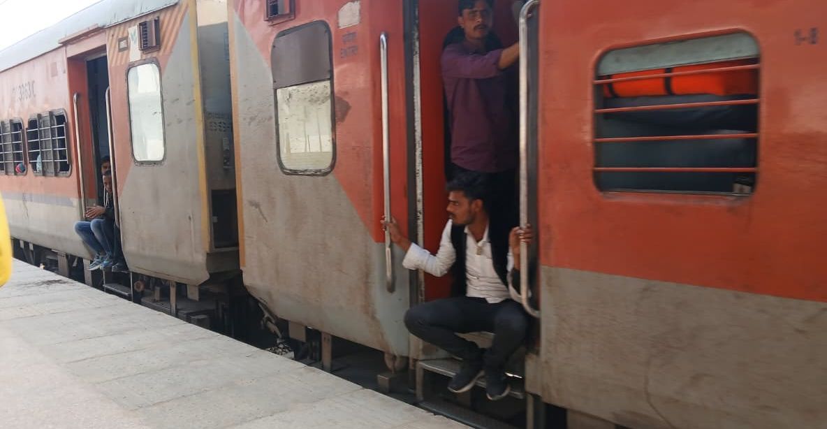 फोटो 7- कानपुर-आनंद बिहार एक्सप्रेस की बोगी में चढ़ने का प्रयास करते यात्री। संवाद