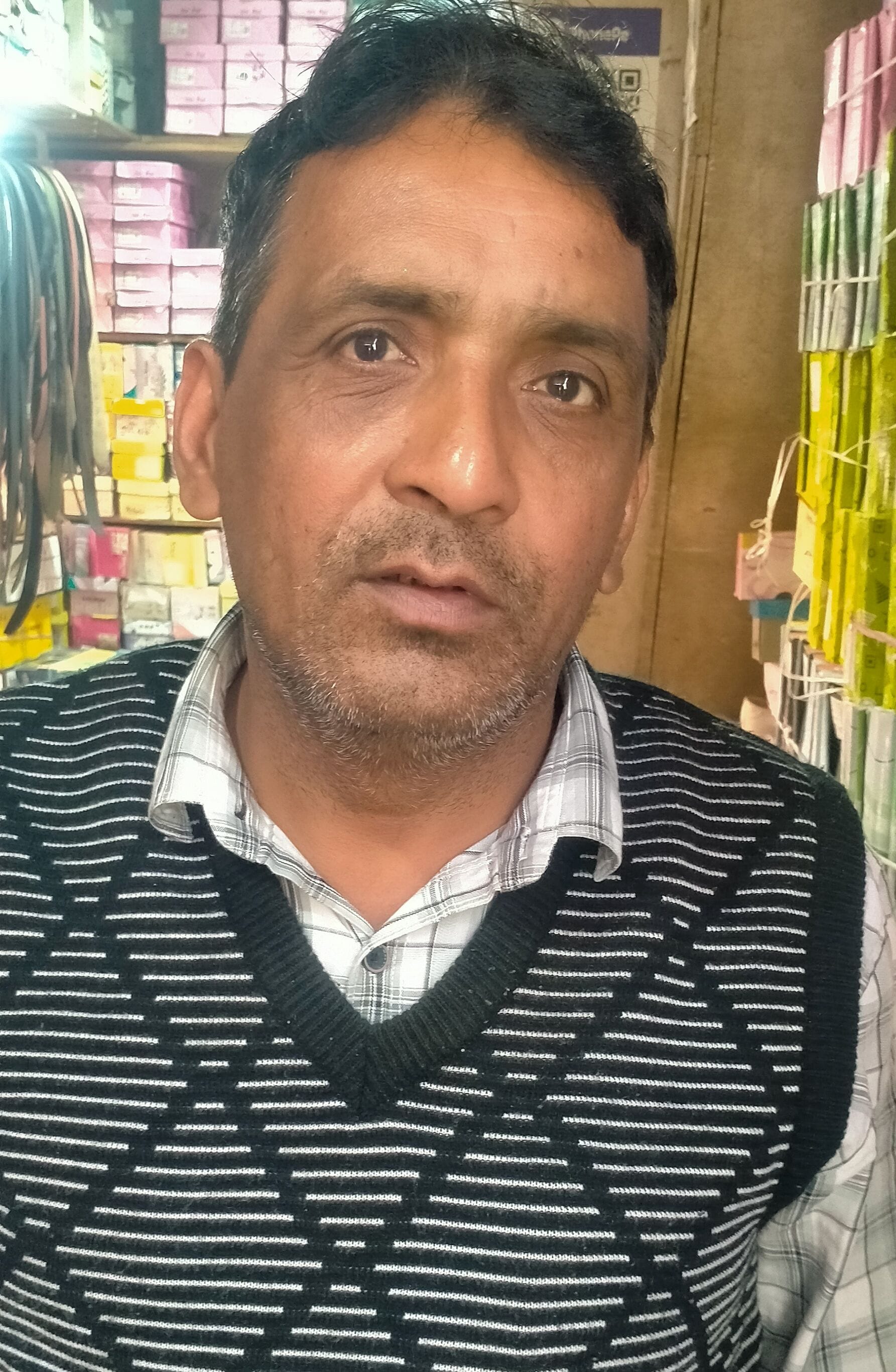 फोटो संख्या:67- शॉपिंग कॉम्प्लेक्स महेंद्रगढ़ में शोरूम से जूते  खरीदते  ग्राहक--संवाद